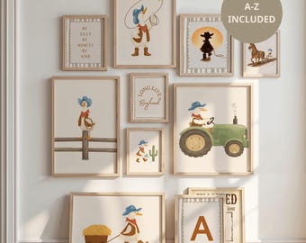 Puede incluir: Una colección de láminas artísticas enmarcadas con temática de pato vaquero. Las láminas incluyen ilustraciones de un pato con un lazo, en un tractor y con un carro de heno. El texto "A-Z INCLUIDO" es visible.