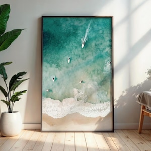Lámina de arte mural de un pequeño surfista verde salvia, foto aérea de una tabla de surf, decoración retro de una casa de playa, póster de surf en el océano, arte de un apartamento de playa