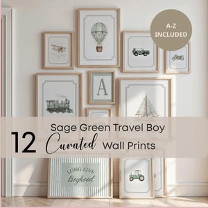 Puede incluir: Una colección de 12 láminas enmarcadas con temática de viaje en verde salvia. Las láminas presentan ilustraciones de un globo aerostático, avión, jeep, motocicleta, tren, velero, tractor y la letra "A". También se incluye el texto "Sage Green Travel Boy" y "Long Live Boyhood".