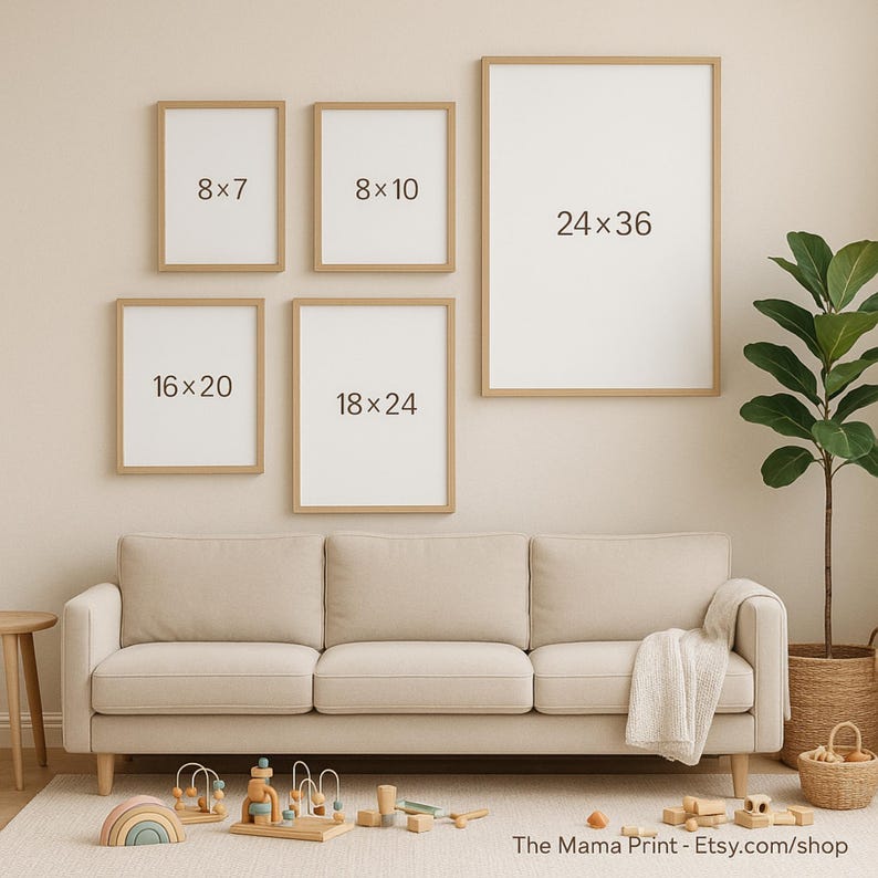 Może przedstawiać: Na ścianie prezentowane są oprawione wydruki artystyczne w r&oacute;żnych rozmiarach, w tym 20x18 cm, 20x25 cm, 41x51 cm, 46x61 cm i 61x91 cm, z jasnymi drewnianymi ramami. Wydruki są umieszczone nad beżową sofą w pokoju o neutralnych barwach.