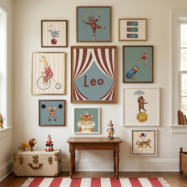 Puede incluir: Una galer&iacute;a de impresiones art&iacute;sticas enmarcadas con tem&aacute;tica de circo. Las impresiones presentan ilustraciones caprichosas de animales realizando actos de circo, incluyendo un oso malabarista, una jirafa en bicicleta y un tigre con un collar. La palabra "Leo" se muestra en una de las impresiones.