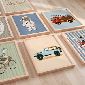 Może przedstawiać: Kolekcja oprawionych wydruk&oacute;w artystycznych z fantazyjnymi ilustracjami. Wydruki przedstawiają niedźwiedzia w skafandrze kosmicznym, czerwoną straż pożarną, pandę w jasnoniebieskim SUV-ie, gęś na rowerze i dwupłatowiec. Słowo "Boyhood" jest widoczne na jednym z wydruk&oacute;w.