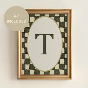 Könnte beinhalten: Goldgerahmtes Wandbild mit dem Buchstaben "T" in Dunkelgrün, vor einem cremefarbenen Oval. Der Hintergrund hat ein schwarz-weißes Schachbrettmuster. Der Text "A-Z INCLUDED" ist enthalten.
