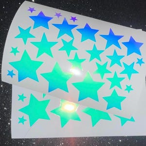 Adesivos de estrelas brilhantes no escuro de tamanhos variados • Estrelas brilhantes para decoração de parede de teto • Decoração de festa com brilho holográfico • Vinil para ambientes internos e externos