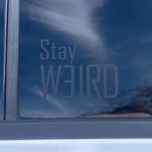 Bleib seltsam Aufkleber, Quirky Aufkleber Geschenk, lustiger Aufkleber für Fenster Aufkleber Auto LKW, Vinyl Auto Aufkleber