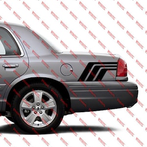 Peut inclure: Une voiture argentée avec un autocollant de bande de course noire sur le panneau arrière. Le décalque comporte trois bandes noires inclinées et courbées.