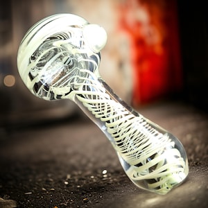 Unique Glass Pipe 4&#39;&#39; Elegant Thread Design Perfect Summer Accessory Gift for Pipe Collectors with Free Cleaning Brush