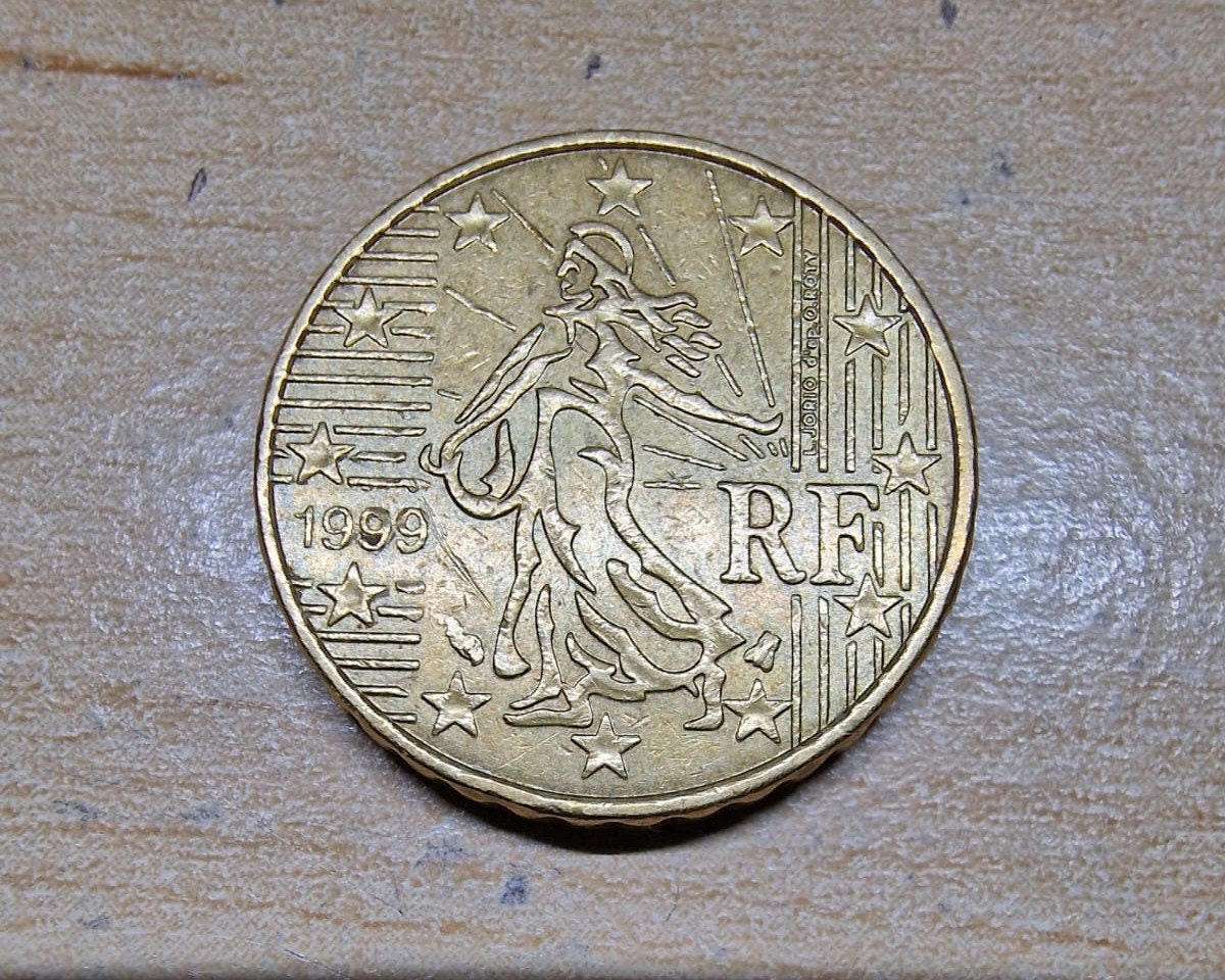フランス10セント硬貨（西暦1999年もの）。