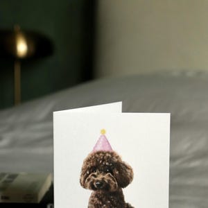 Biglietto di auguri con barboncino e scritta happy birthday