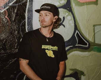 Camiseta unisex negra de edición limitada con estampado de segunda generación "Don't Panic" (No te asustes, segunda generación)