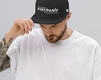 Gorra Snapback Don’t Panic – Letras blancas Guía del autoestopista galáctico Ciencia ficción Ajustable Snapback, Estructurada Perfil alto
