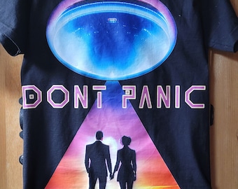 Camiseta unisex negra de edición limitada con estampado de ovnis de segunda generación "Don't Panic UFO"