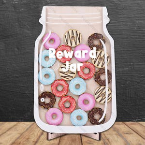 Peut inclure: Un bocal en bois blanc en forme de bocal en verre avec un couvercle blanc et une base en bois brun. Le bocal est rempli de jetons en forme de beignets colorés. Le bocal porte l'inscription "Reward Jar".