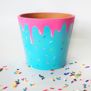 Drip cake hand painted pot
