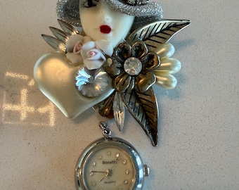 Reloj con broche de sombrero de mujer arlequín estilo flapper de dígitos vintage, color plata