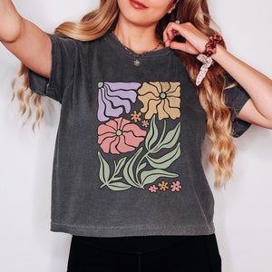 Comfort Colors Retro floral Crop Top, Boho Wildflowers Cropped Shirt, Gift for Her, Cottagecore Boxy Tee, Goblincore Cropped Top