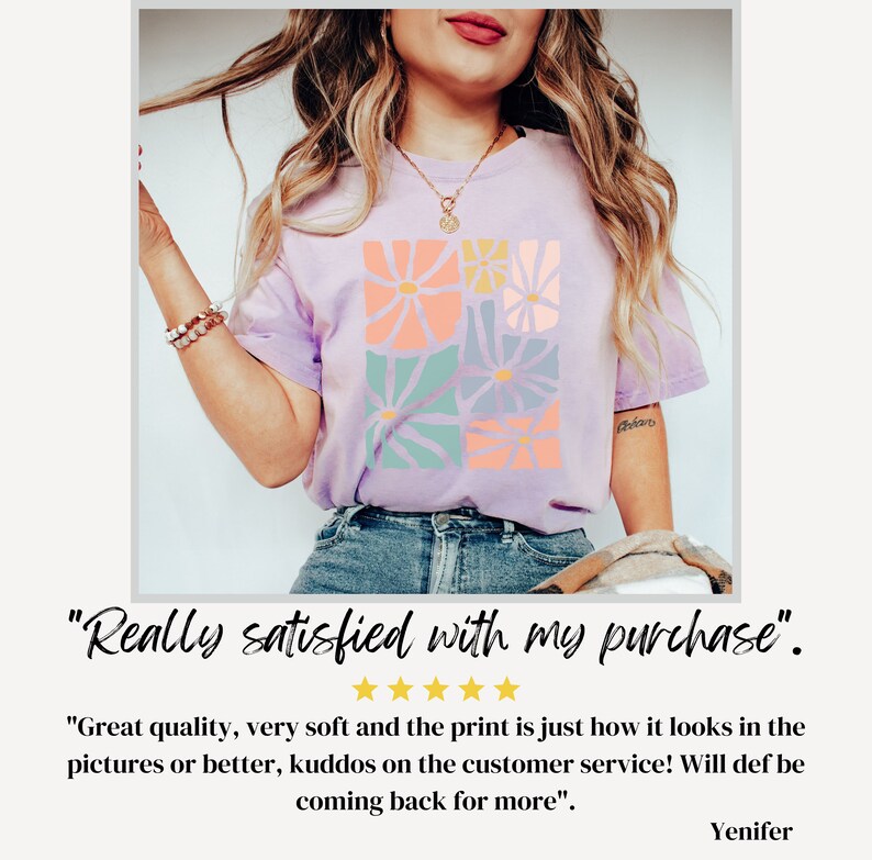 Op de afbeelding: Een vrouw draagt een lavendelkleurig T-shirt met een bloemenprint. Het shirt heeft een ronde hals en korte mouwen. De bloemenprint is in tinten roze, oranje, blauw en groen. "Really satisfied with my purchase." staat onder de afbeelding. "Great quality, very soft and the print is just how it looks in the pictures or better, kudos on the customer service! Will def be coming back for more." staat onder de quote. "Yenifer" staat onder de recensie.