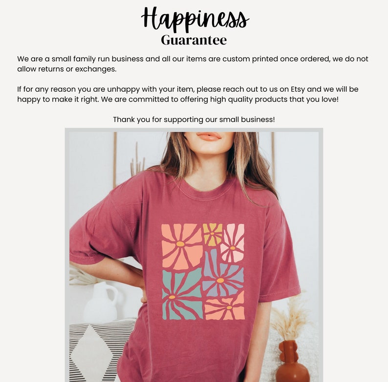 Op de afbeelding: Een maron t-shirt met een kleurrijk bloemenontwerp dat op de voorkant is gedrukt. Het ontwerp heeft een vierkant patroon van bloemen in de kleuren roze, geel, blauw en groen.