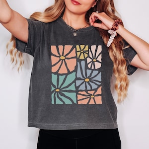 Comfort Colors Retro Floral Boho Crop Top, Flower Cropped Shirt, Vintage Botanical Nature Boxy Tee, Cottacore Aesthetic Cropped Top