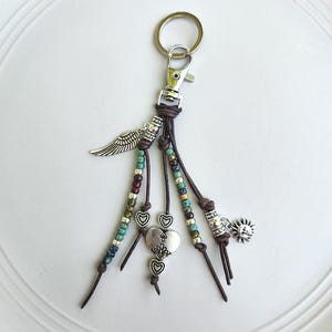 Llavero de cuero con cuentas estilo bohemio: dije para bolso de plata hecho a mano