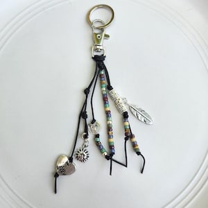 Llavero de cuero con cuentas estilo bohemio: dije para bolso de plata hecho a mano