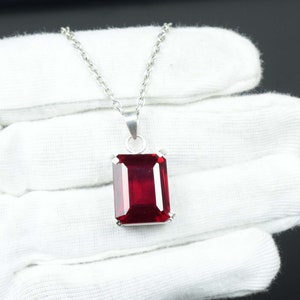 Peut inclure: Une tasse en céramique blanche avec une anse noire et le texte "But First, Coffee" dans un style manuscrit. La tasse est posée sur une surface blanche. La tasse mesure environ 10 cm de haut.