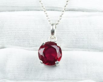 Collar de rubí redondo – Colgante clásico de piedra preciosa roja en plata de ley 925 – Joyería artesanal – Piedra natal de julio – Regalo de aniversario o cumpleaños