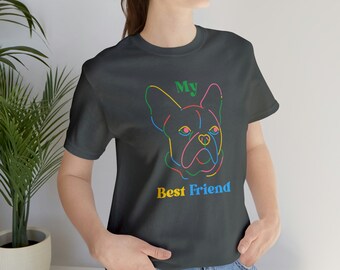 Op de afbeelding: Een donkergrijs T-shirt met een kleurrijke lijntekening van een Franse bulldog en de tekst "My Best Friend".