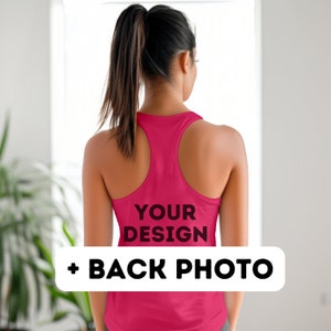Pu&ograve; includere: Vista posteriore di una canotta rosa con la scritta "YOUR DESIGN" stampata sul retro.