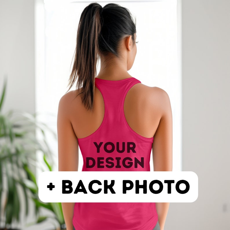 Pu&ograve; includere: Vista posteriore di una canotta rosa con la scritta "YOUR DESIGN" stampata sul retro.