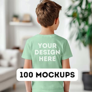 Pu&ograve; includere: Una maglietta verde chiaro con la scritta "YOUR DESIGN HERE" stampata sul retro. La maglietta &egrave; indossata da una persona. La parte inferiore dell'immagine presenta la scritta "100 MOCKUPS" in un rettangolo bianco.