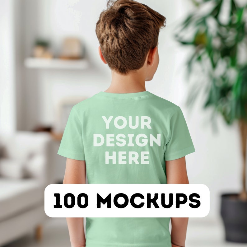 Pu&ograve; includere: Una maglietta verde chiaro con la scritta "YOUR DESIGN HERE" stampata sul retro. La maglietta &egrave; indossata da una persona. La parte inferiore dell'immagine presenta la scritta "100 MOCKUPS" in un rettangolo bianco.