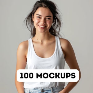 Pu&ograve; includere: Una donna con lunghi capelli castani sorride e indossa una canotta bianca e jeans blu. Il testo "100 MOCKUPS" &egrave; visualizzato su un rettangolo bianco.