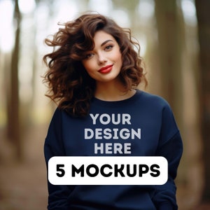 Może przedstawiać: Kobieta w ciemnoniebieskiej bluzie z nadrukiem "YOUR DESIGN HERE" i "5 MOCKUPS" z przodu.