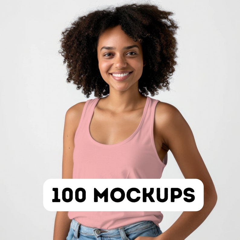 Pu&ograve; includere: Una donna con i capelli castano scuro ricci sorride e indossa una canotta rosa chiaro e jeans blu. Il testo "100 MOCKUPS" &egrave; in una casella bianca con testo nero.