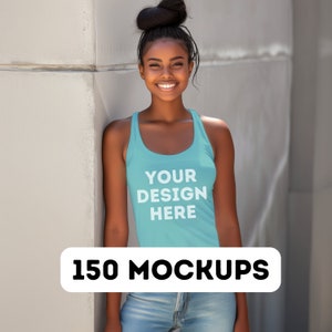 Pu&ograve; includere: Una donna indossa una canotta blu chiaro con la scritta "YOUR DESIGN HERE" stampata sul davanti. &Egrave; in piedi contro un muro grigio. 150 MOCKUPS.