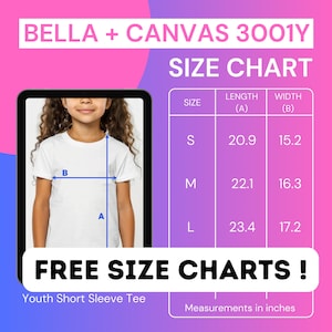 Pu&ograve; includere: Tabella delle taglie per t-shirt a maniche corte per ragazzi Bella + Canvas 3001Y. La tabella mostra le misure in pollici per le taglie S, M e L. Il testo "FREE SIZE CHARTS!" &egrave; incluso.