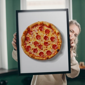 K&ouml;nnte beinhalten: Ein gerahmter Druck einer Pepperoni-Pizza auf wei&szlig;em Hintergrund. Die Pizza hat einen goldenen Rand und ist mit geschmolzenem K&auml;se und Pepperoni-Scheiben belegt.