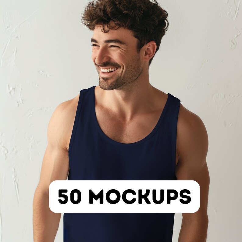 Op de afbeelding: Een man draagt een marineblauw tanktop, glimlacht en kijkt naar de zijkant. De tekst "50 MOCKUPS" staat op een witte banner voor de man.