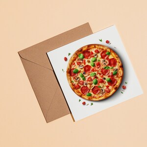 K&ouml;nnte beinhalten: Eine wei&szlig;e Karte mit einer Pepperoni-Pizza darauf. Die Pizza ist mit Pilzen, Basilikum und roten Pfefferflocken belegt. Die Karte liegt auf einem braunen Umschlag.