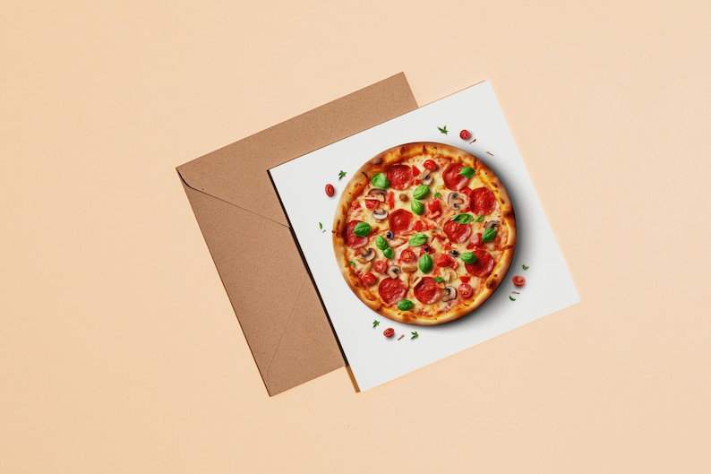K&ouml;nnte beinhalten: Eine wei&szlig;e Karte mit einer Pepperoni-Pizza darauf. Die Pizza ist mit Pilzen, Basilikum und roten Pfefferflocken belegt. Die Karte liegt auf einem braunen Umschlag.