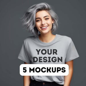 Könnte beinhalten: Eine Frau trägt ein graues T-Shirt mit dem Text "YOUR DESIGN" und "5 MOCKUPS" auf der Vorderseite.