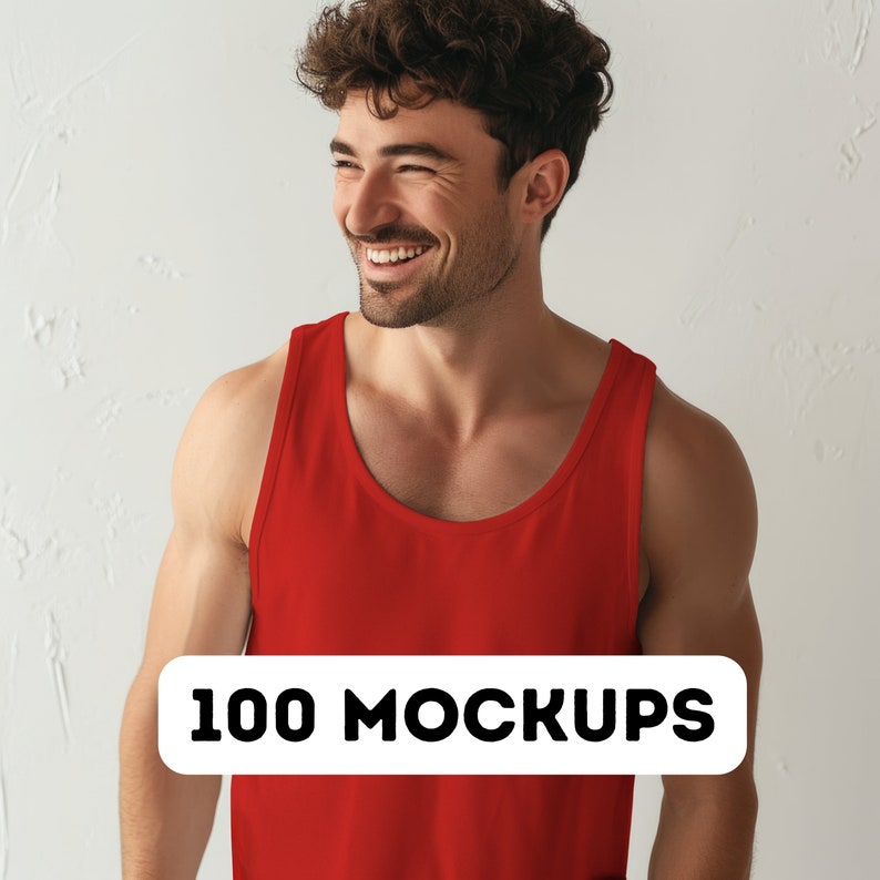 Pu&ograve; includere: Un uomo che indossa una canottiera rossa, sorride e guarda di lato. Il testo "100 MOCKUPS" &egrave; su uno striscione bianco davanti a lui.