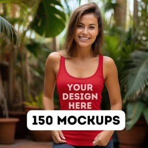 Pu&ograve; includere: Una donna indossa una canotta rossa con la scritta "YOUR DESIGN HERE" stampata sul davanti. Il testo "150 MOCKUPS" &egrave; in un riquadro bianco nella parte inferiore dell'immagine.