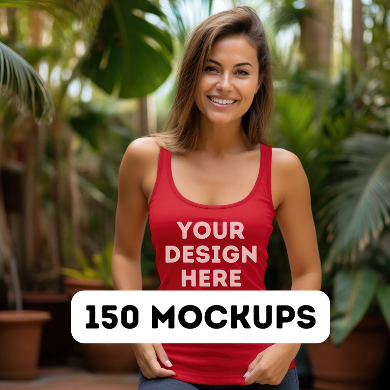 Pu&ograve; includere: Una donna indossa una canotta rossa con la scritta "YOUR DESIGN HERE" stampata sul davanti. Il testo "150 MOCKUPS" &egrave; in un riquadro bianco nella parte inferiore dell'immagine.