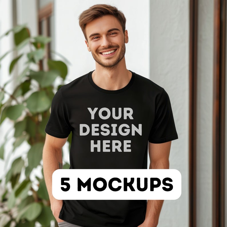 以下が含まれることがあります： 「YOUR DESIGN HERE」という文字が前面に印刷された黒いTシャツのモックアップ。5 MOCKUPS.