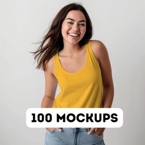 Pu&ograve; includere: Una donna indossa una canotta gialla e jeans blu. La canotta &egrave; semplice e ha un collo rotondo. La donna sorride e guarda la fotocamera. Il testo "100 MOCKUPS" &egrave; visualizzato in un rettangolo bianco nella parte inferiore dell'immagine.
