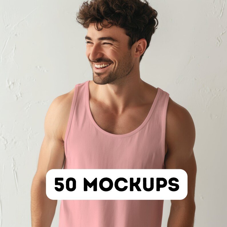 Op de afbeelding: Een man draagt een roze tanktop met de tekst "50 MOCKUPS" op een witte achtergrond.