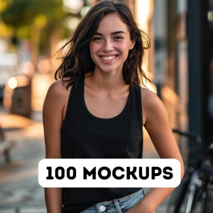 Pu&ograve; includere: Una donna con lunghi capelli castani sorride alla telecamera. Indossa una canotta nera e jeans blu. Il testo "100 MOCKUPS" &egrave; in una casella bianca davanti a lei.