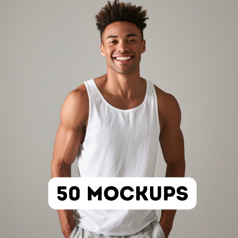 Op de afbeelding: Een man draagt een wit tanktop met de tekst "50 MOCKUPS" op een witte banner.